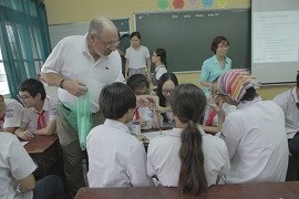 3Mer Andy Rabins works with students at Live & Learn