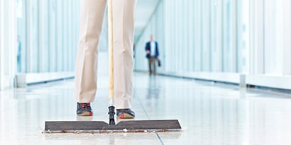 3M easy trap dusting tool in use
